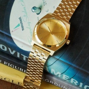 Ρολόι Nixon με χρυσό μπρασελέ και χρυσό καντράν