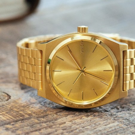 Ρολόι Nixon με χρυσό μπρασελέ και χρυσό καντράν