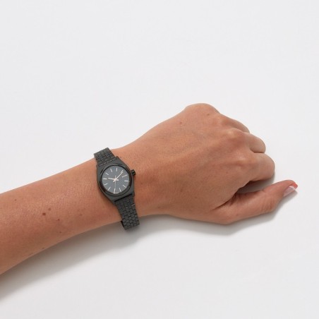 Ρολόι Nixon με μαύρο μπρασελέ και μαύρο καντράν με ροζ χρυσές λεπτομέρειες