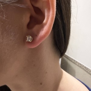 Χρυσά σκουλαρίκια Κ14 με κεντρική πέτρα ζιργκόν και πλάγια μικρά ζιργκόν