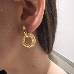 Χρυσά σκουλαρίκια Κ14 με σφυρήλατο κυκλικό στοιχείο