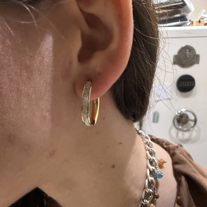 Δίχρωμα χρυσά σκουλαρίκια κρίκοι Κ14 με υφή