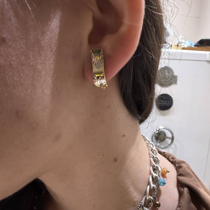 Δίχρωμα χρυσά σκουλαρίκια Κ14 με χάραξη