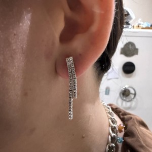 Λευκόχρυσα σκουλαρίκια κρεμαστά Κ14 με διπλή γραμμή ζιργκόν