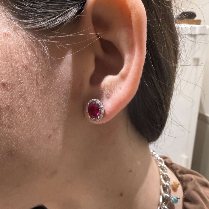 14K white gold stud earrings with red stone and zircon details