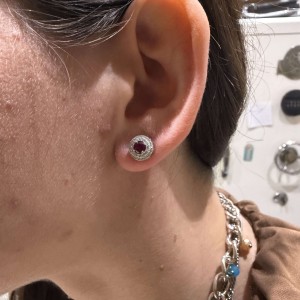 Λευκόχρυσα σκουλαρίκια καρφωτά Κ14 με κόκκινη πέτρα και ζιργκόν