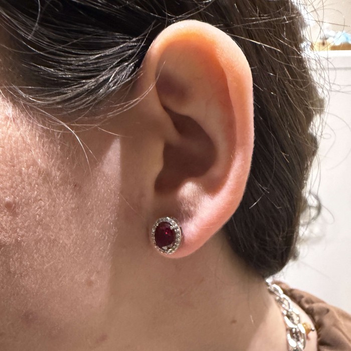 14K white gold stud earrings with red stone and zircon details