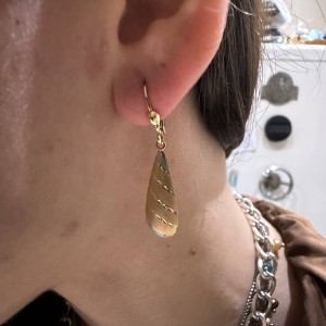 14K gold two-tone drop earrings with teardrop shape