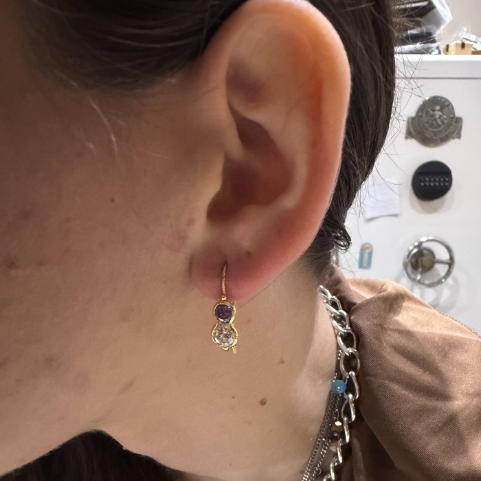 Χρυσά σκουλαρίκια κρεμαστά Κ14 με μωβ και λευκό ζιργκόν