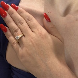 14K gold ring with central zircon and side stones