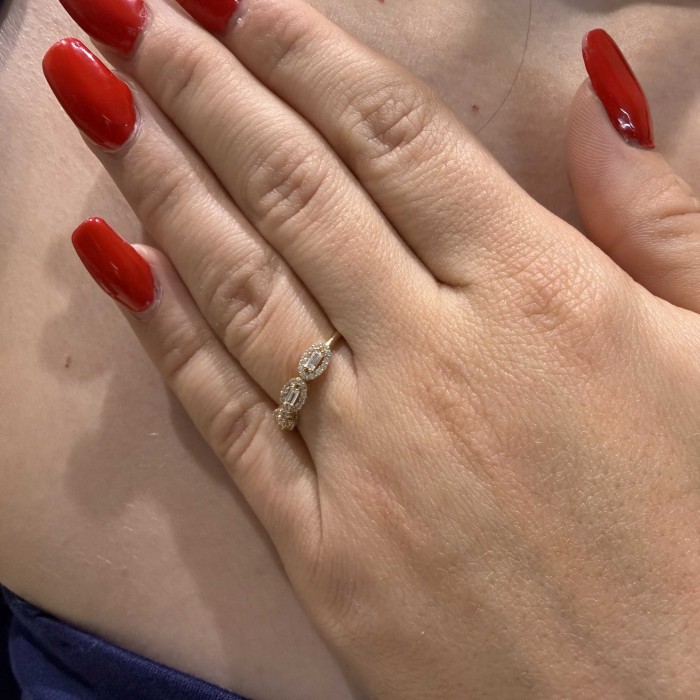 14K gold ring with zircon stones in oval design