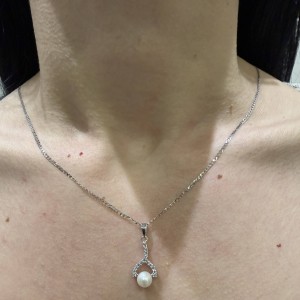 Λευκόχρυσο κολιέ Κ14 με όψη μαργαριταριού και πέτρες ζιργκόν