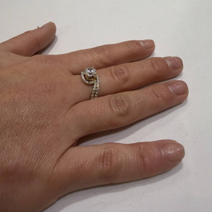 14K gold ring with zircon stones