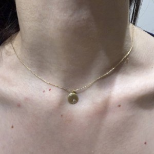 Χρυσό κολιέ Κ14 με στρογγυλό δίσκο και πέτρες ζιργκόν