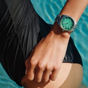 Ασημί ρολόι με πράσινο ανάγλυφο καντράν