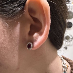 Λευκόχρυσα σκουλαρίκια καρφωτά Κ14 οβάλ με κόκκινη πέτρα και ζιργκόν