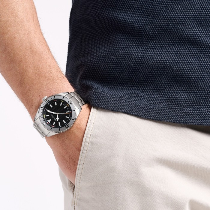 Ρολόι Nautica με ασημί μπρασελέ από ανοξείδωτο ατσάλι και μαύρο καντράν