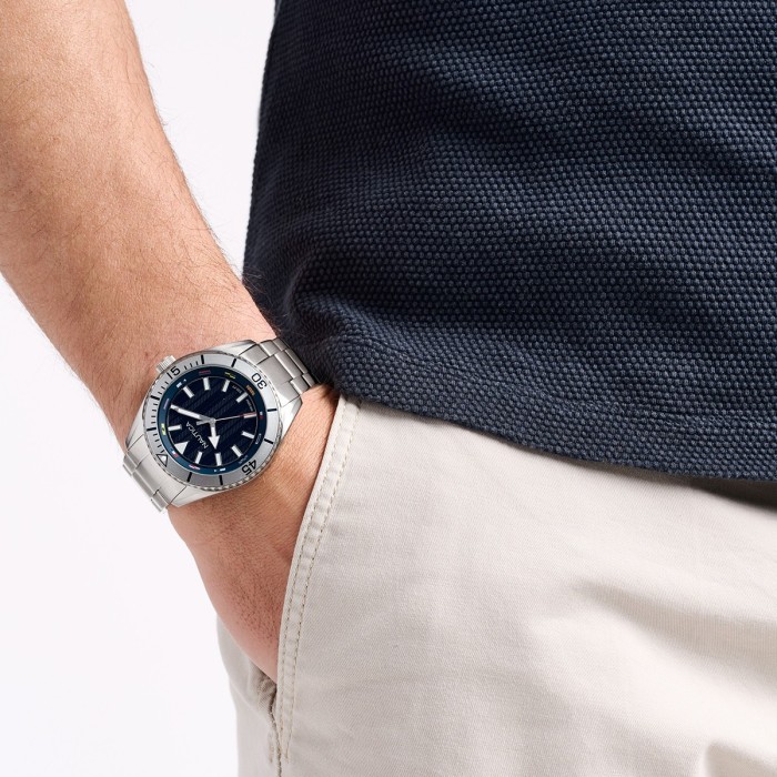 Ρολόι Nautica με ασημί μπρασελέ από ανοξείδωτο ατσάλι και μπλε καντράν