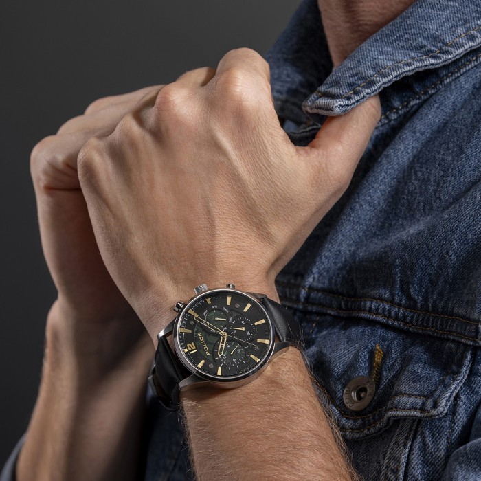 Ρολόι με μαύρο δερμάτινο λουράκι και πράσινο καντράν πολλαπλών ενδείξεων.